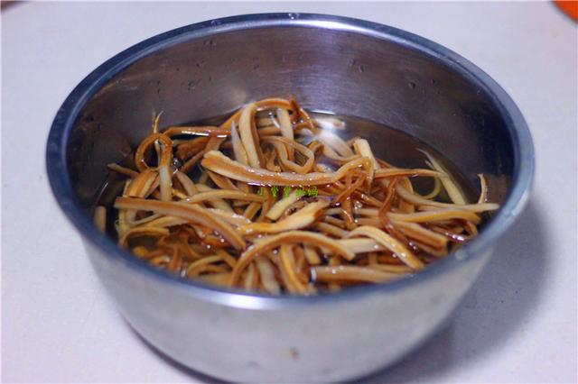 桔梗根拌咸菜的做法是什么，桔梗怎样拌咸菜才好吃（韩剧中走出来的小咸菜）