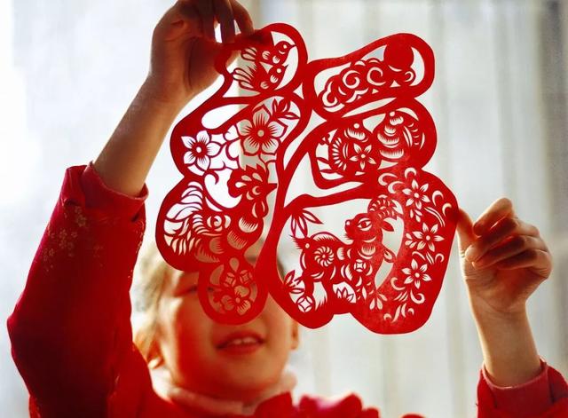 河北民俗蔚县剪纸,蔚县剪纸步骤(用刀"刻"出来的剪纸)