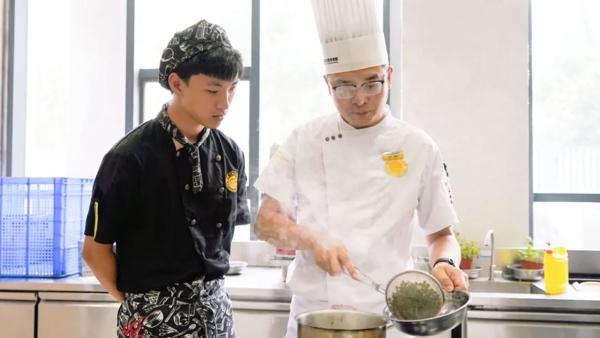 为什么厨师的帽子都是高高的，厨师为什么戴高帽子