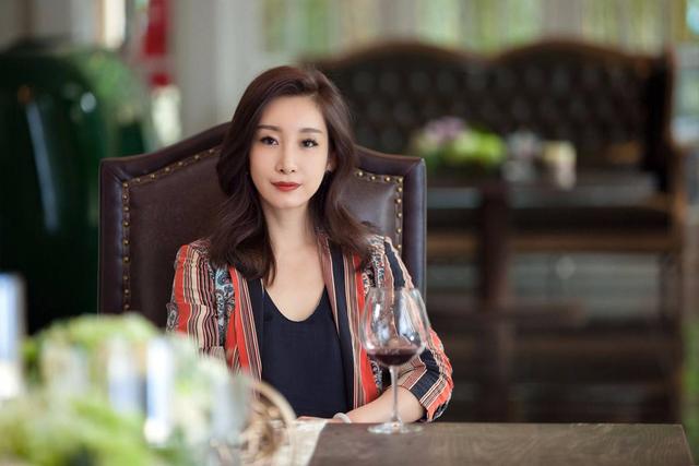 他是李湘的前夫，为娶李湘同时抛弃两个女人，破产后却单身至今