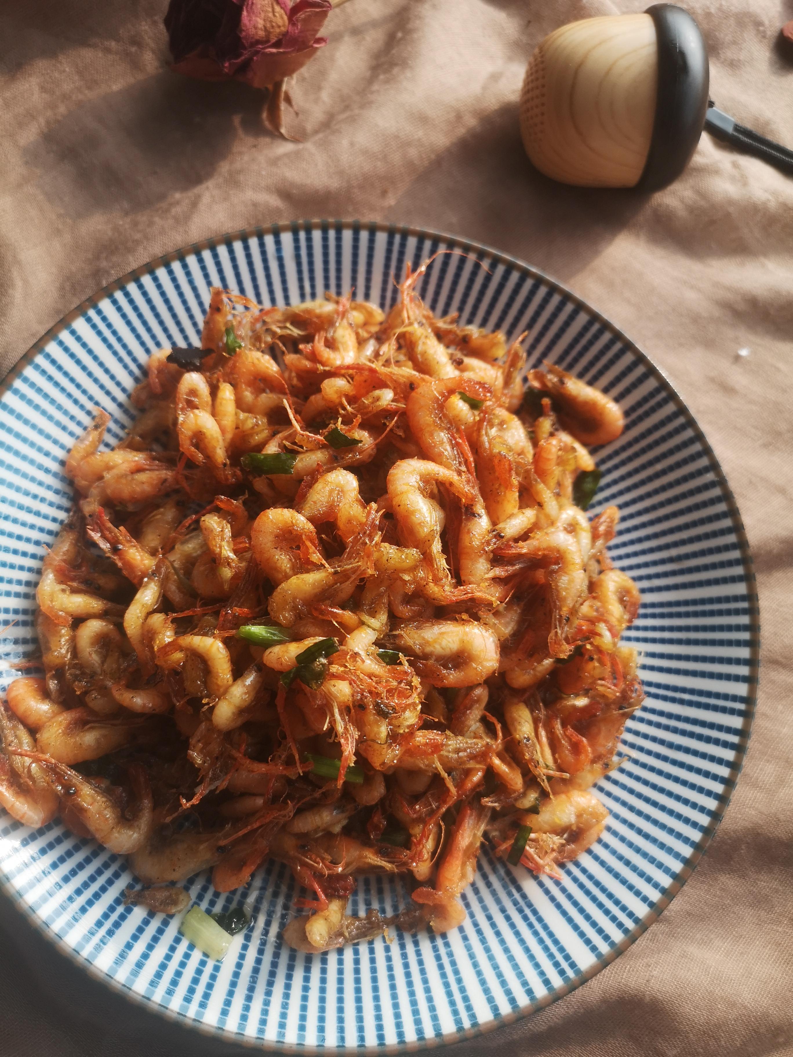 【食材】①,小河虾半斤,②,蒜2瓣,③,生姜1块,④,椒盐一勺,⑤,料酒1勺