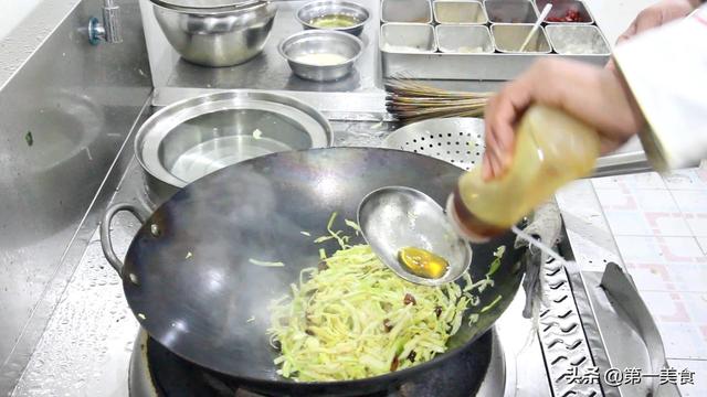 圆白菜炒粉丝的做法，圆白菜炒粉家常做法（包菜炒粉条粉怎么做更好吃）