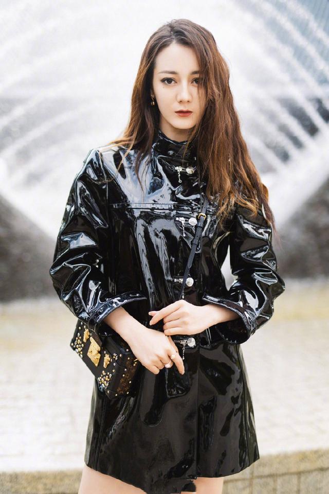 圆脸适合什么发型，小圆脸适合什么发型（别再留中分发型了）