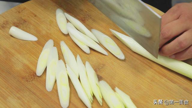 炸酥肉的家常做法，酥肉制作方法（厨师长教你传统炸酥肉的家常做法）