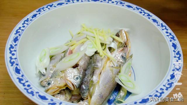 油炸黄花鱼的做法，炸小黄花鱼怎么做（炸黄花鱼是我必做的拿手菜）