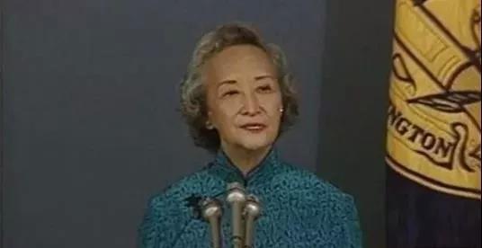 书架背景图 生活在阴沟里依然有向往星空的权利，书架背景图片超清（90岁依旧如同女王）