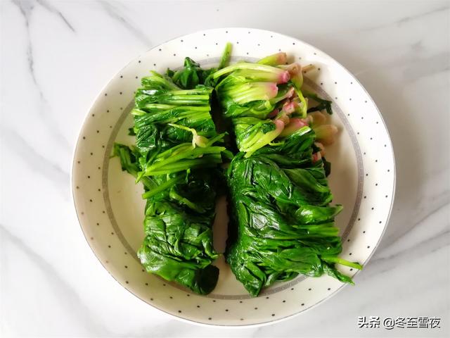 凉拌菠菜花生米，花生米和菠菜怎样凉拌好吃（教你做成夏季开胃凉拌菜）