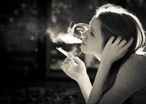 抽烟女人 冷漠图片
