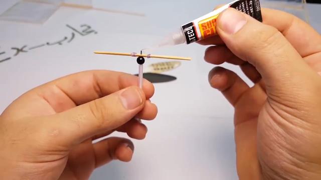 简易飞机模型制作，100个简单的科技小制作_100个简单的科技小制作视频_100个简单的科技小制作不倒翁（用竹蜻蜓原理做一个简易飞机）