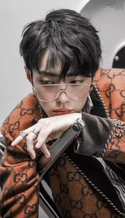 ckj眼镜架属于什么档次，ckj眼镜是什么价位（肖战在眼睛上动了什么手脚）