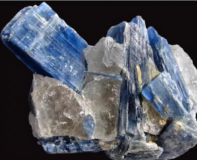 怎么样辨别手表蓝宝石的真假，蓝宝石常见仿品及其鉴别特征