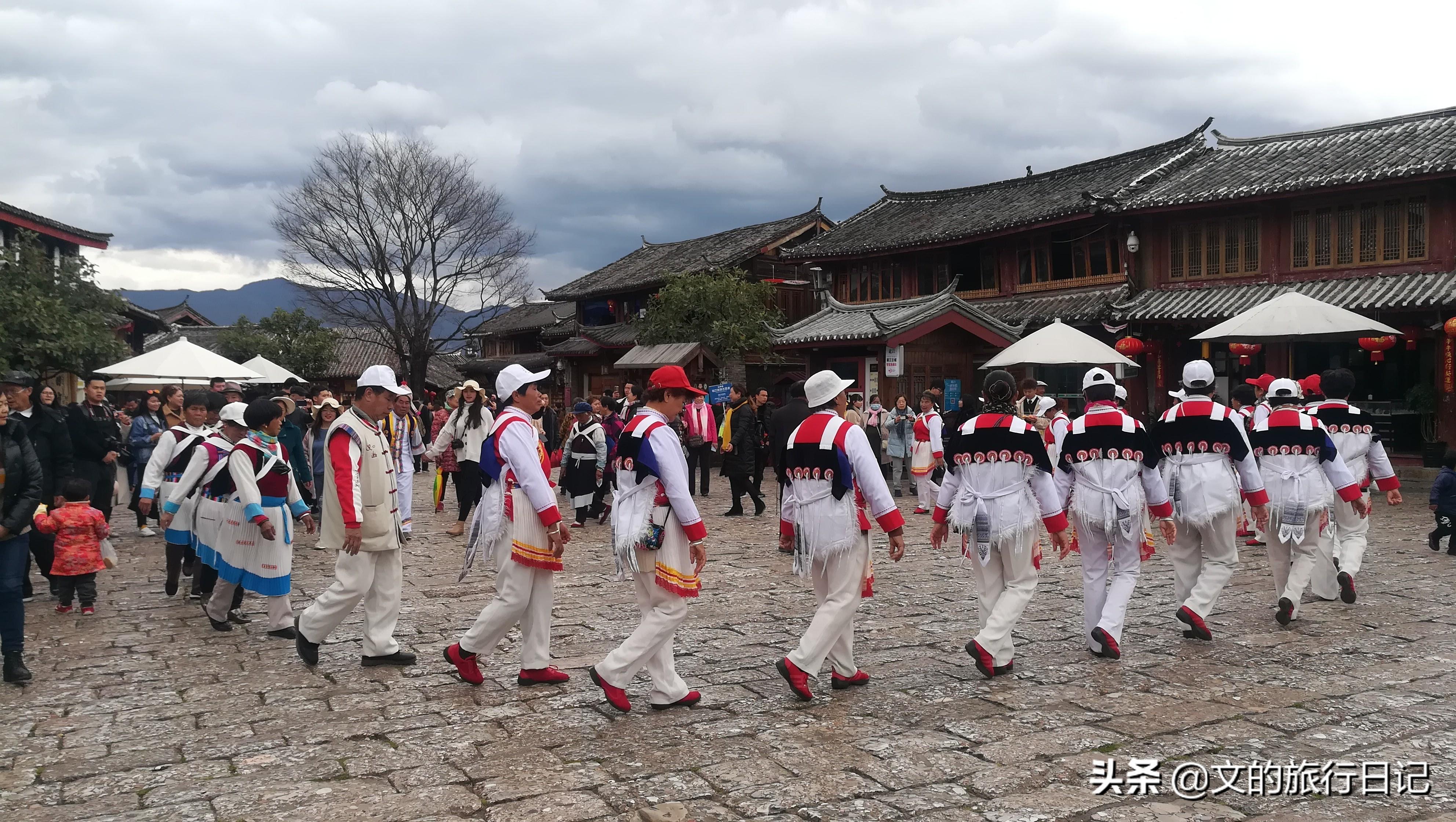 来云南丽江古城旅游，和纳西族一起打跳，快来简单的生活