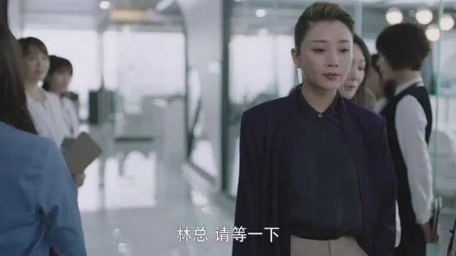 《正青春》首播，吴谨言悬浮让人出戏，殷桃像得罪了造型师