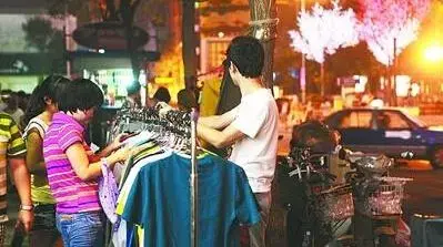 怎么摆地摊卖画，街头摆摊卖画（美术生摆摊儿指南献上）