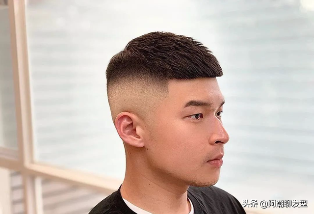 男生碎盖头发型，碎盖头发型要烫头发吗（年底超火的3款男生发型参考）