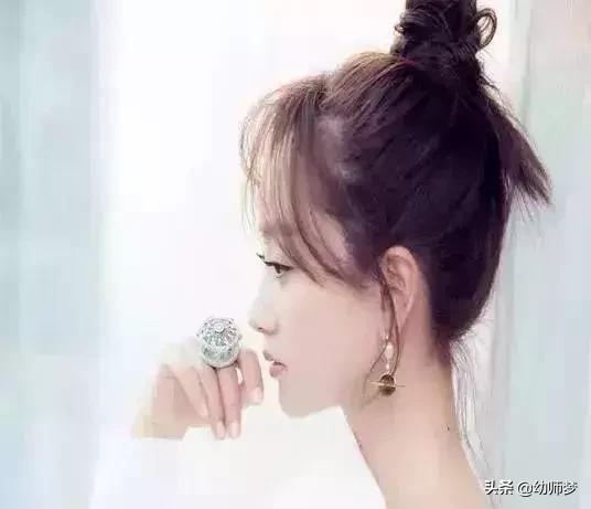 一根皮筋扎丸子头教程，怎样用一根皮筋扎丸子头（超火的丸子头扎发）