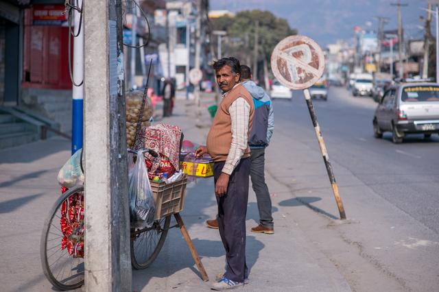 尼泊尔在哪里，尼泊尔是哪个国家首都（12岁男孩摆地摊挣生活费）