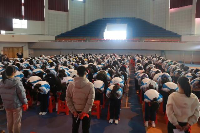 桂林市第一中学，桂林一中好不好录取分数线是多少（成就未来”中考冲刺动员大会纪实）