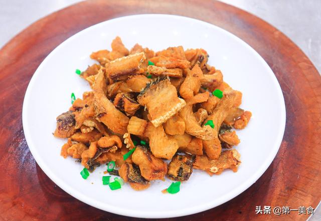 如何炸鱼块又酥又脆，怎么炸鱼块好吃又脆嫩（厨师长教你做酥骨鱼块）