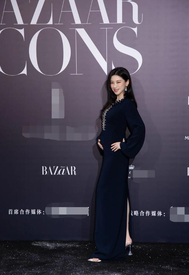赵丽颖和杨紫身高对比照，杨紫穿平底鞋仍比赵丽颖高