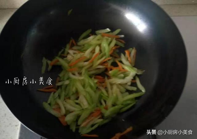 百合怎么炒好吃，炒百合怎么炒最好吃（百合炒之前要先处理一下）