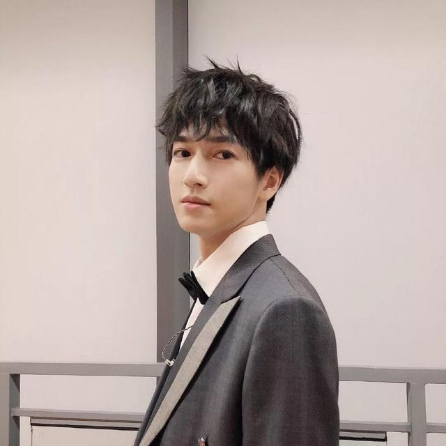 男生烟花烫打理方法有哪些，烟花烫平时用什么打理（高发际线留“烟花烫”好帅）