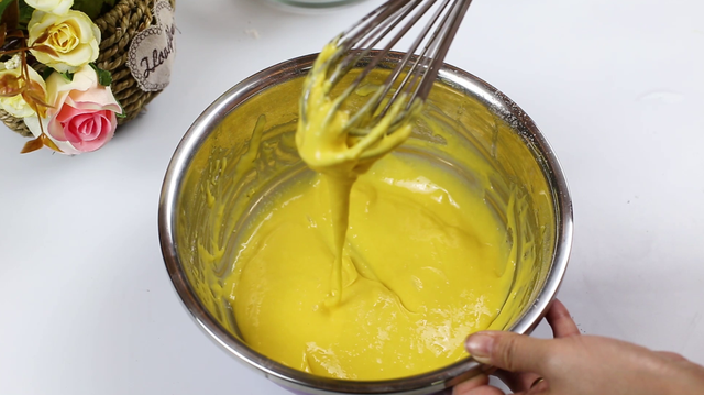 烤蛋糕需要准备什么材料，初学者做蛋糕需要些什么食材（出炉瞬间被烧光）