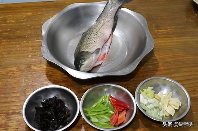 红烧元鱼的做法，厨师长教你做：家常红烧块鱼