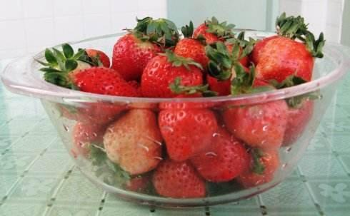 草莓的外形特征及特点，草莓的外形特征及特点视频（草莓棚大爷教你“1招”）