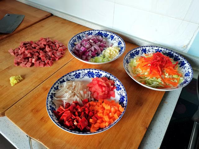 牛肉炒面的做法，牛肉炒面的家常做法（家人都爱吃的牛肉炒面）