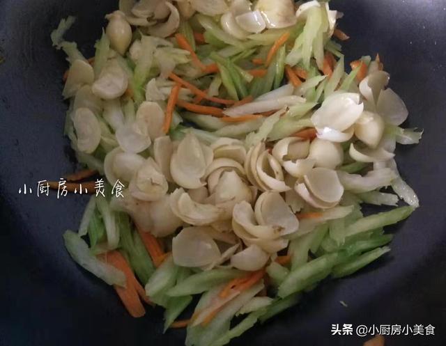 百合怎么炒好吃，炒百合怎么炒最好吃（百合炒之前要先处理一下）