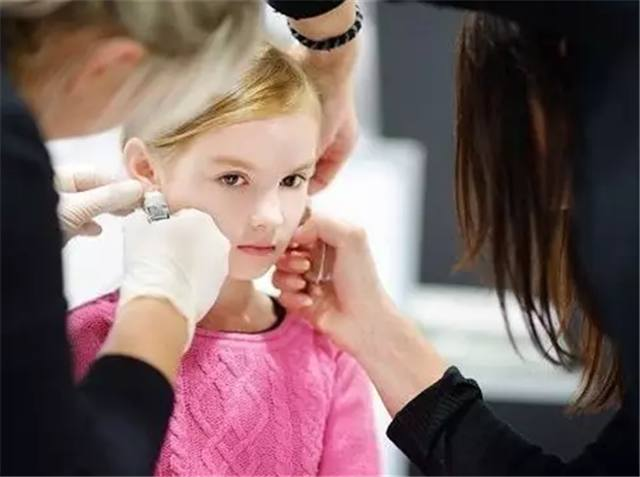 白金耳钉会过敏吗，白金耳钉会过敏吗图片（黄磊14岁女儿染发、打耳洞遭质疑）