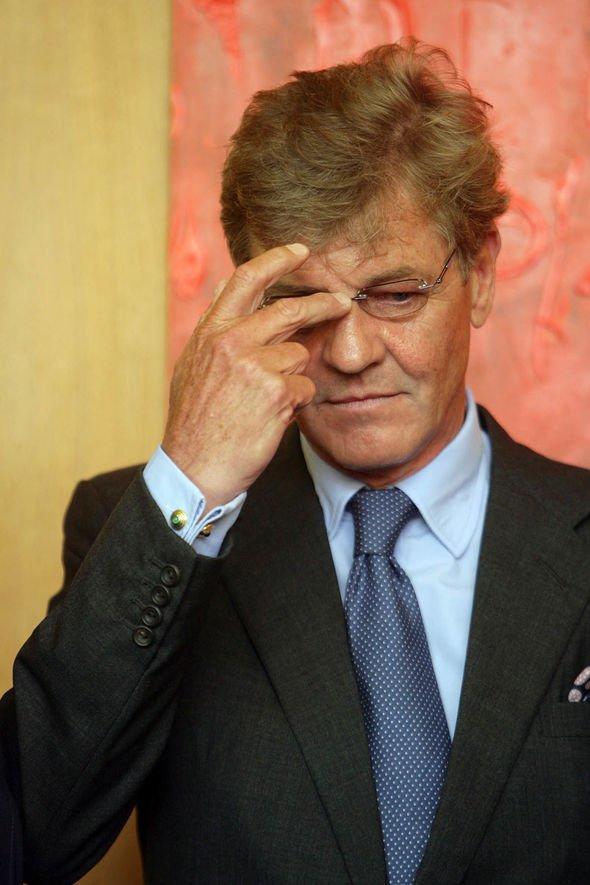 老王今年47岁，膝下一儿一女，儿子已经成婚，目前老王同老伴及未婚的女儿居住在一起。老王的家庭目前属于，　　类型。A核心家庭B联合家庭C主干（却打人、随地尿尿还勾搭老婆闺蜜）