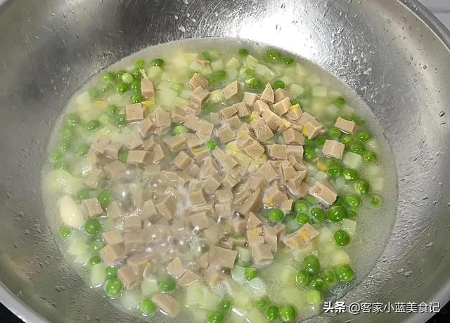 豌豆荚怎么做好吃，新鲜豌豆子怎么做好吃又简单（豌豆粒和土豆这做法真好吃）