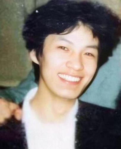 冯远征，因跳伞放弃高考，又被中戏嫌弃丑，老婆比他大8岁
