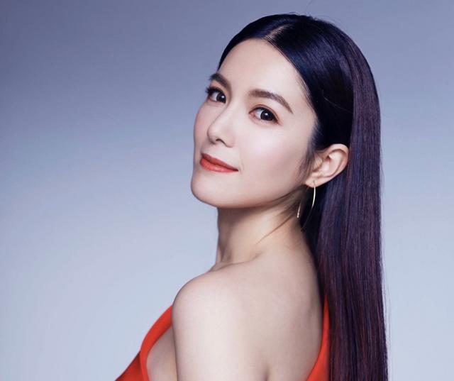 前TVB女星苟芸慧瘦身成功，晒靓照锁骨抢镜，曾与郭富城传绯闻