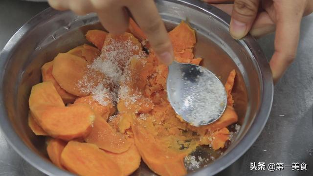 红薯饼的家常做法，做红薯饼的方法简单又好吃（红薯饼怎样做才能软糯可口香甜拉丝）