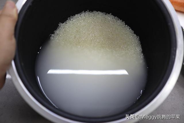 豌豆焖饭制作方法，豌豆焖饭怎么做电饭锅（加2料比白米饭营养翻倍）