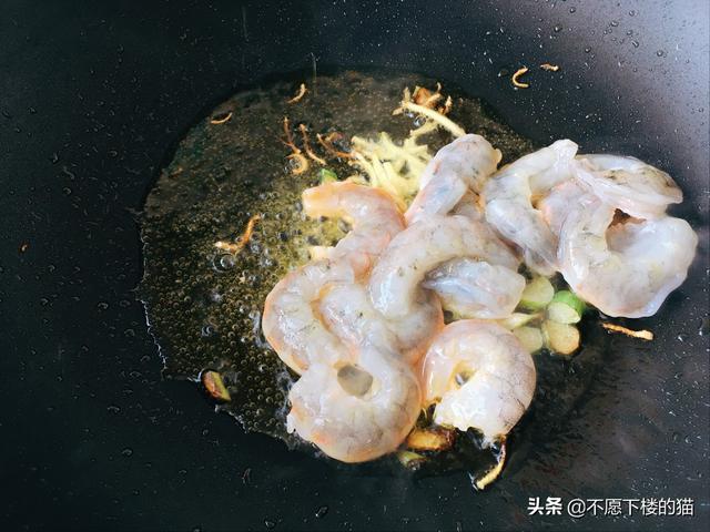 粤菜西兰花炒虾球，西兰花炒虾球这样炒出来颜色青绿