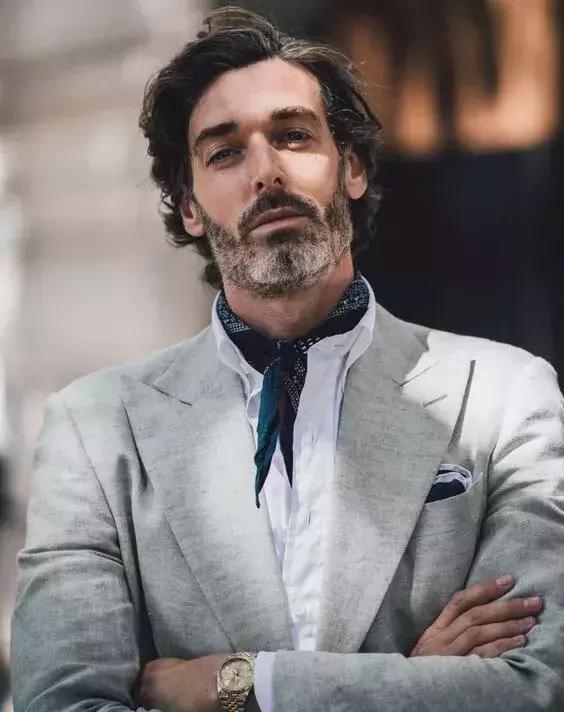 男士丝巾打法，男士方巾丝巾的系法（关于男士丝巾和它的系法）