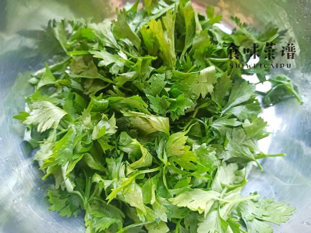 胡萝卜芹菜叶饼的做法，芹菜胡萝卜饼的做法窍门（饭店最少要卖20元）