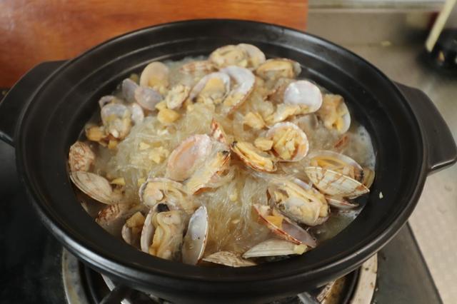 花蛤粉丝简单的做法，媳妇在家秘制花蛤粉丝煲