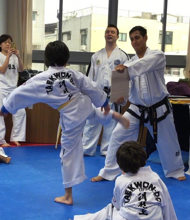 林志颖的儿子叫什么名，林志颖的三个儿子叫什么（一家四口同框很温馨）