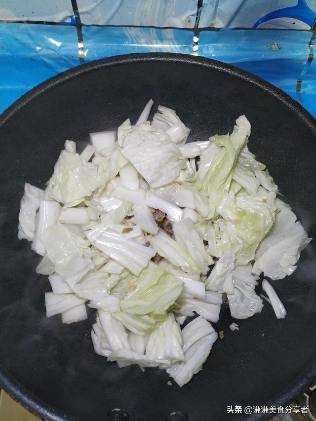 怎样做美味的白菜粉条炒肉末，白菜猪肉炒粉条怎么做（白菜粉条炒肉末就上桌了）