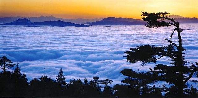 峨眉天下秀，峨眉天下秀三峡天下雄是哪里的风景（峨眉天下秀是什么意思）