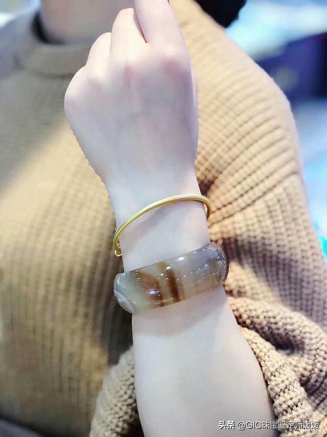 黄金手镯怎么戴好看，金镯子怎么戴好看（你的黄金手镯选对了吗）