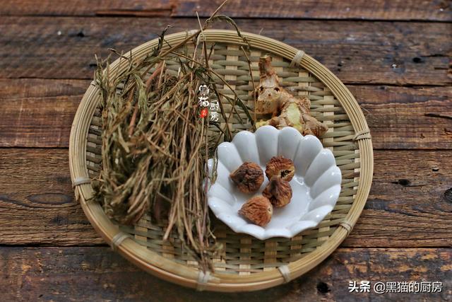 鸡骨草猪横利汤，鸡骨草煲猪横利（广东人常用它煲汤）