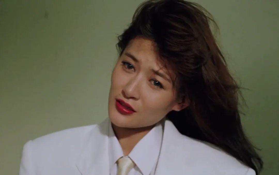 罗美薇饰演的阿玉那边也开始接客了,而且是来者不拒,搞得许志安都招呼