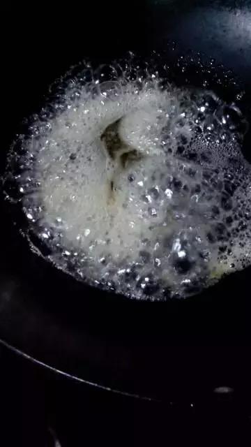  最简单蜂蜜核桃仁的家常做法，核桃和它一起炒，堪比止咳药 