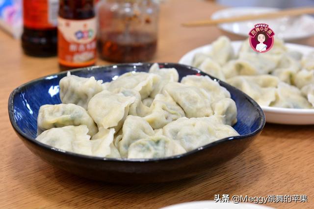 饺子的包法：花边饺子包法，饺子的包法（我家吃饺子一锅俩馅）